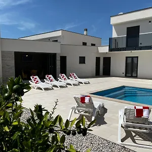 villa-mare-modern-villa-with-swimming-pool.pula-hotels.org/